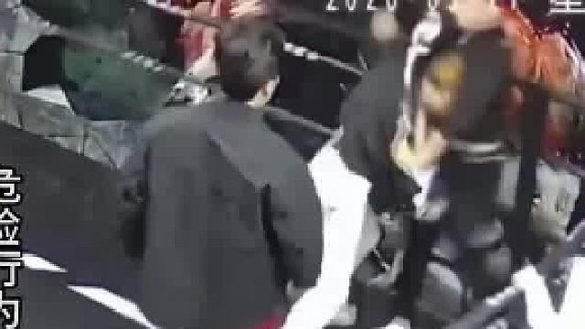 俩人在拳击馆不听教练指挥打了起来，教练实力碾压两人瞬间没脾气了，网友：教练是真的会武术，干净利落
