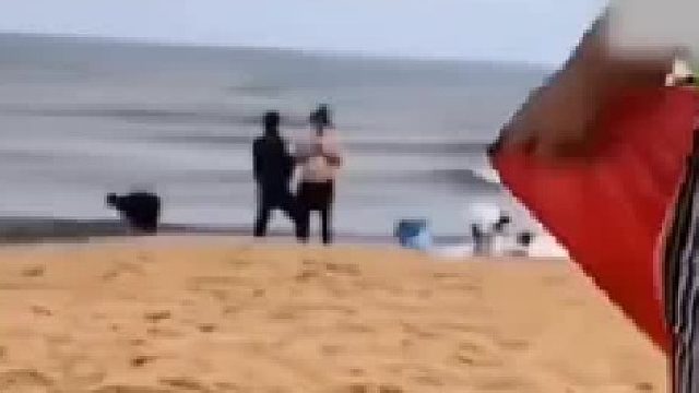 大姐海边捡垃圾，谁成想竟然是……什么东东？QQ弹弹手感不错！