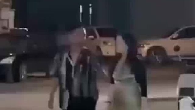 美女被大哥追求过马路包包惹误会