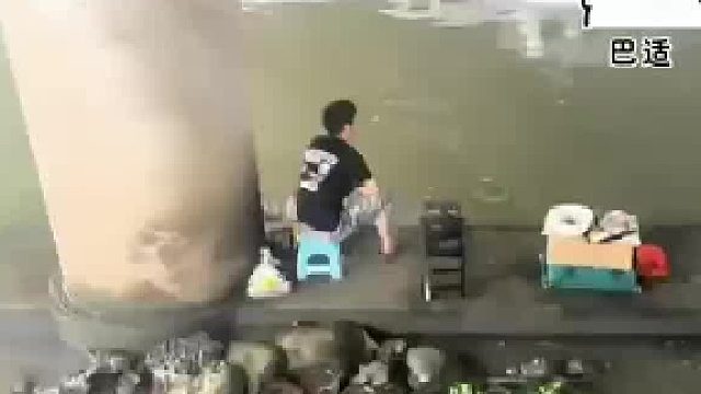 男子河边烧烤遇'劫'船只驶过 食材全无炉火熄灭