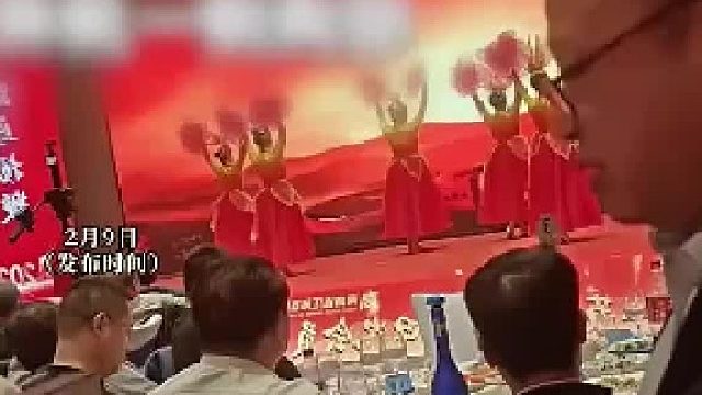 年会上领导抽中了大疆女生抽中了手表两人一拍即合互相对换！