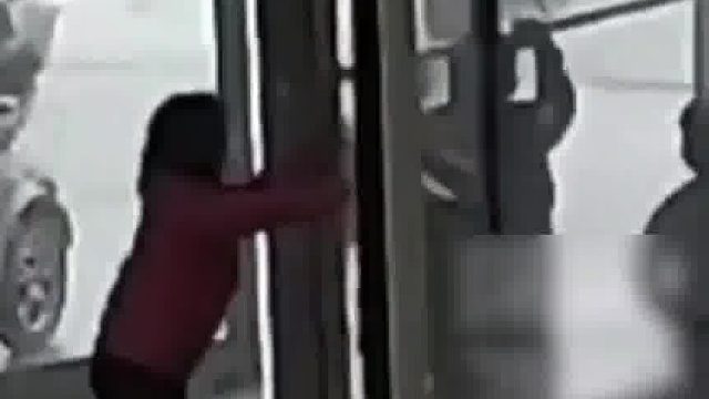 弄坏我赔，吓着孩子了