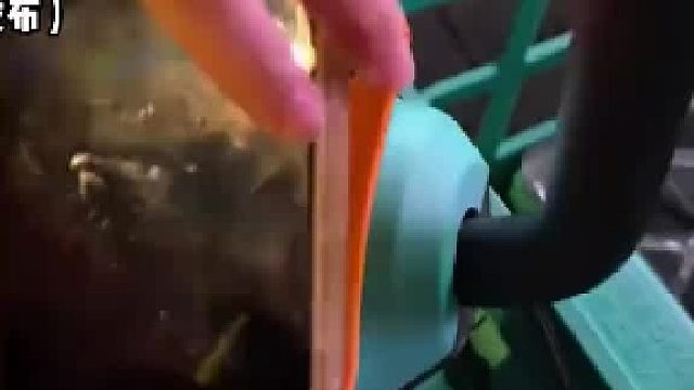 情侣想用共享单车上的手机支架，折腾半天没弄明白……