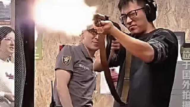 男子在国外靶场尝试射击，教练在旁边全场憋笑
