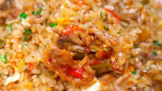 家里剩饭不要倒，加点酸辣鸡杂炒一炒就是夜宵摊桌桌必点的招牌酸辣鸡杂炒饭