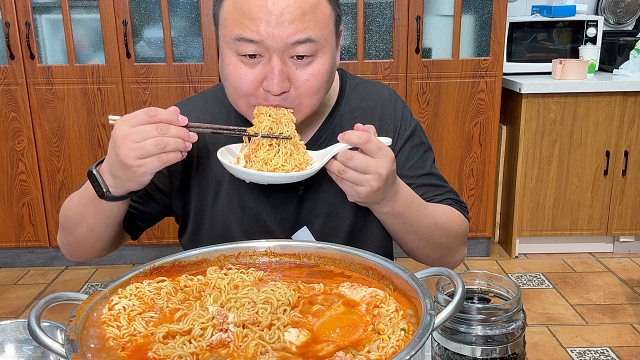 三分钟泡面，能快乐一整晚，这碗香喷喷的小泡面谁懂啊