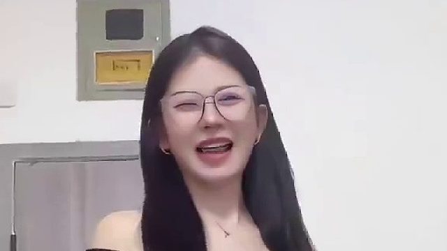 还是带眼镜的有味道