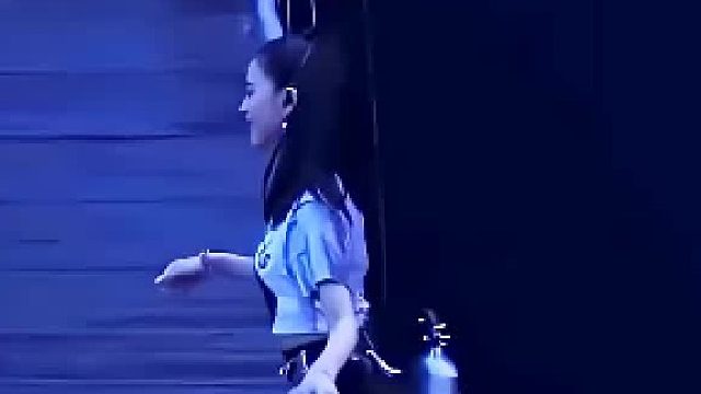 Rose提醒Lisa把麦克风放错了位置