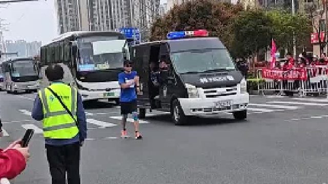 马拉松比赛只剩最后一名 保障车队一路跟随劝他上车 但男子不放弃
