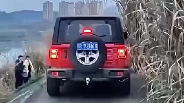 男子跟着越野车走小路，半途越野车竟然拐弯了，转向灯果然没白打 _