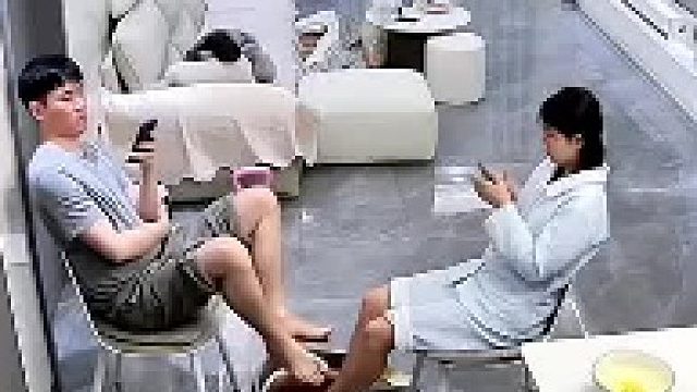 情侣二人在一块泡脚，男生一个不注意把盆踩扁了