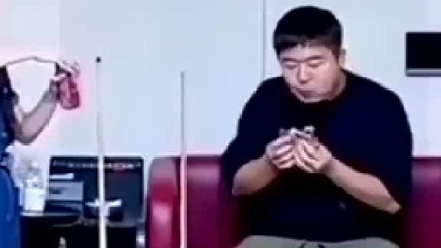 台球厅生意火爆，自带或点单都热门，商K被挤压快倒闭!