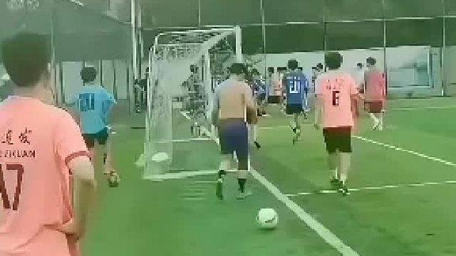 天津小伙犯规铲球就跑路