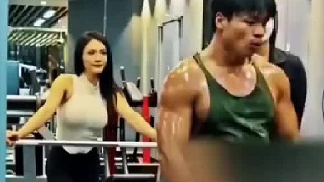 小伙健身房定规矩，一番神操作，惊呆身后两位美女
