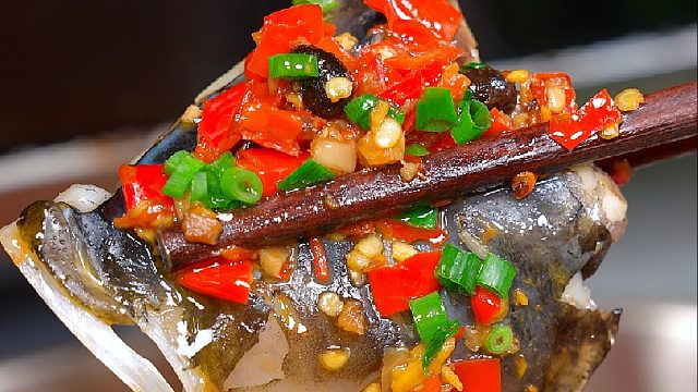 看惯了网上的高贵生活，来看看普通人的午饭剁椒鱼头，饭店98在家十几块就能搞定