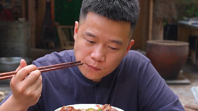 大家帮忙看看富贵这种迷糊行为是不是不正常~