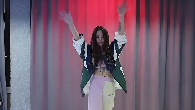 俄罗斯姑娘才艺表演24.01.31_王者(安妮亚)01