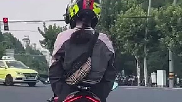 男车主背后讨论女骑，每一句都精准预判，网友：满满的恶意！