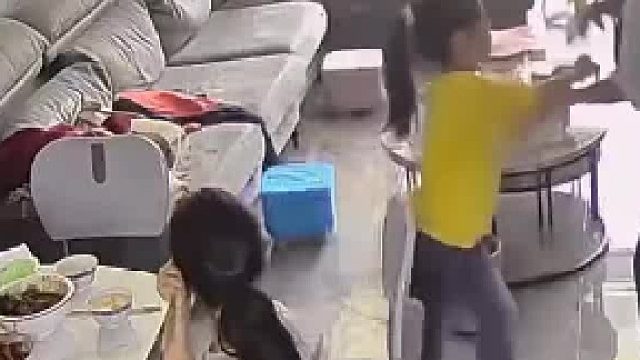 女儿将手中的汤泼向妈妈…