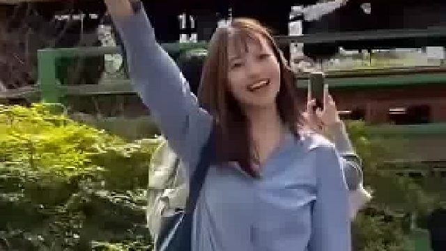 拍照时价值六万元的金镯掉了，刚好被朋友拍下来
