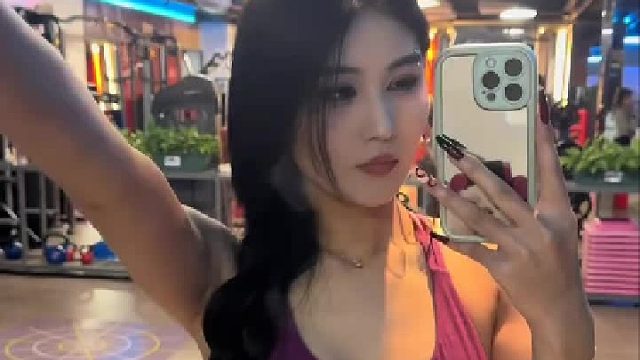 撸铁的女孩
