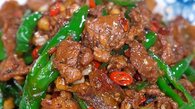 湖南辣椒炒肉到底是先炒辣椒还是炒肉