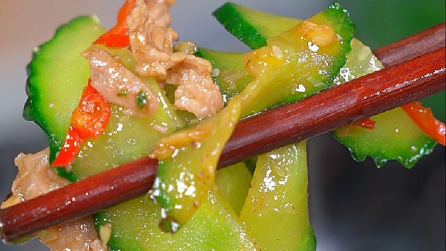 一定要山珍海味吗？可我粗茶淡饭也是人生啊，黄瓜炒肉清脆爽口