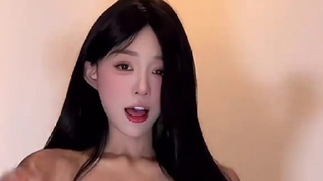 谁还不是个小腰精 小蛮腰扭起来 你要怎么抵抗我 隔屏就撩你 你要的样子我都有 清纯甜美