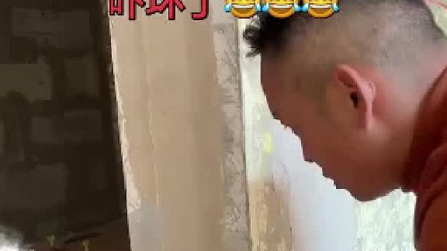 夫妻俩贴瓷砖全程小心结果瓷砖断了