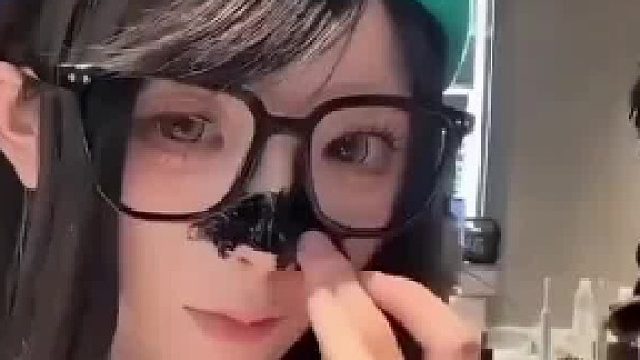 看到闺蜜撕下来的反应，美女表情亮了，今天怕是要遭老罪了！