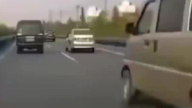 摩托车占道龟速行驶，面包车超车故意别车，险酿成大祸