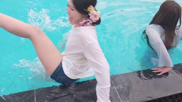 小酒窝下水被小酷偷袭，大骂小酷是傻叉