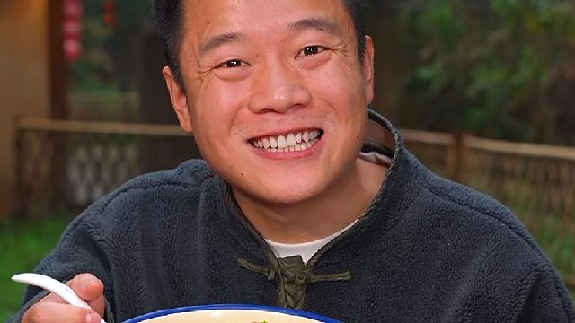在湖南家家户户都离不开的彩椒酱，拌饭拌面蘸海鲜鲜香爽辣老好吃了，告别清汤寡水的每一餐饭