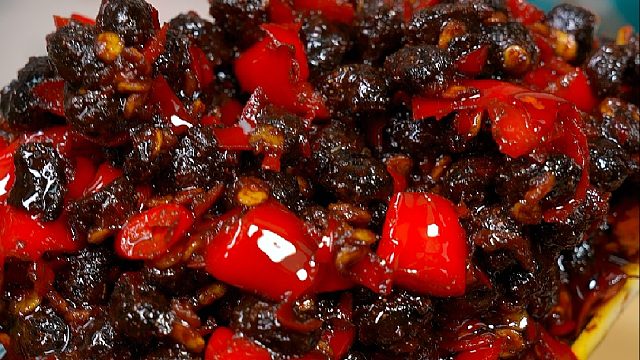 我们全家人都喜欢吃回锅肉，就是靠这个野山椒豆豉酱调味