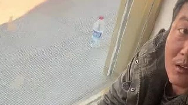 工人师傅给墙底打眼，结果刚一提醒完瞬间就给玻璃干碎，