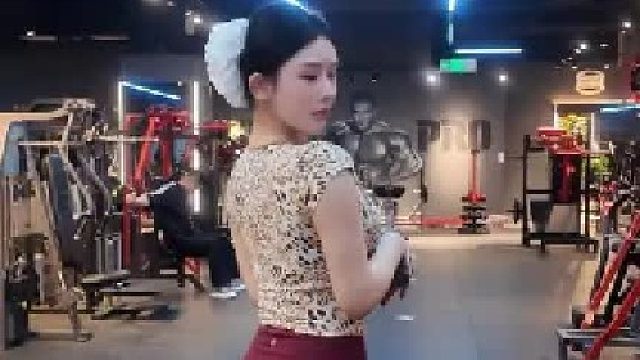 等我一下 先健个身