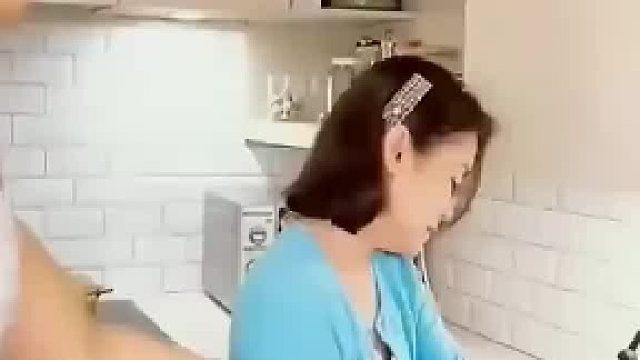 把媳妇儿抱到台面上女人的动作很是配合下秒小伙泼了冷水