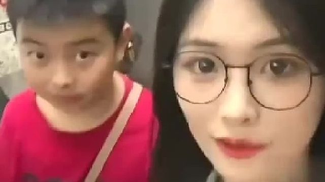 乘电梯时，弟弟当着众人面猛夸姐姐，姐姐直接社死…