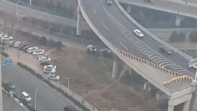 短短几分钟多辆车出事故，这是司机的问题还是其它的原因？