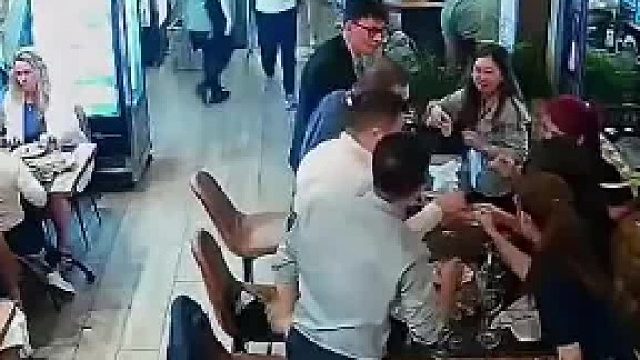 国人在西班牙小心谨慎，没想到吃饭时还是被偷了包包