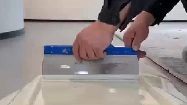 镜面地坪，放大空间气场，展品更出彩，无缝如镜，空间自带高级滤镜。