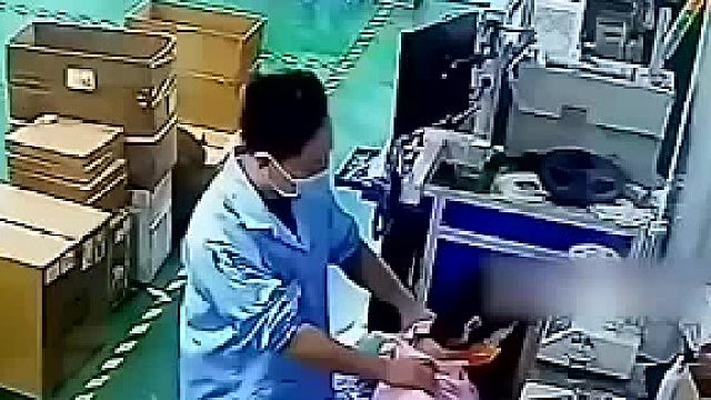 还以为是医生给病人治疗肩周炎呢