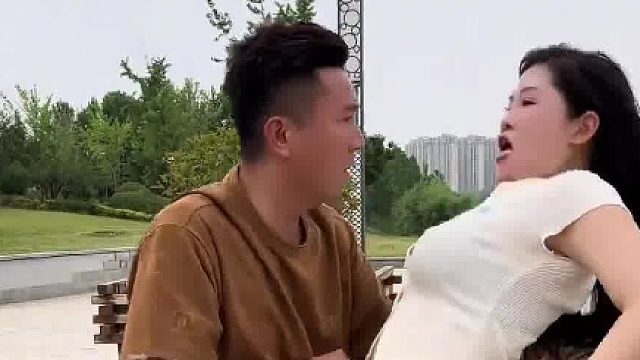 美女脚滑要摔倒，男子立马上前给接住，就是姿势有点尴尬！