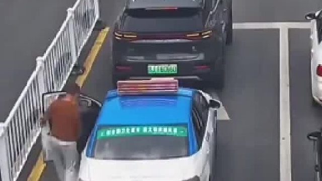 男子在红灯下违停，只为了买早饭……
