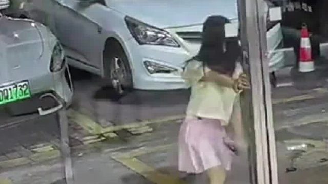 女孩进店一个举动推门瞬间竟让门 “下岗”，店主：人没事就好
