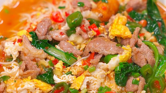 老妈做的这碗鸡蛋肉片粉码子比粉都多，这一口谁吃了不迷糊