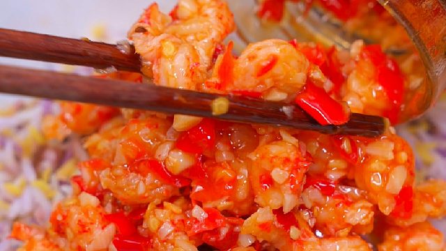 一人一勺小龙虾，不用去壳去虾线的快乐谁懂，肉质饱满Q弹看得见的新鲜，拌饭拌面都太好吃了