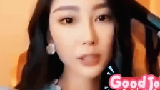 侧身瞬间，突然发现衣服不对劲，抓紧用手捂好！