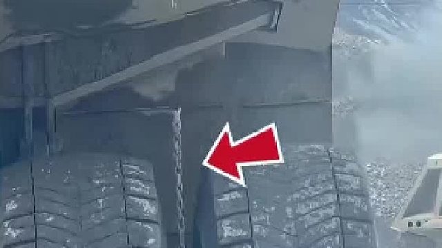 矿车后轮为什么要挂一条铁链