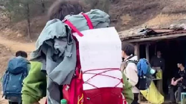爬山，遇到一位“可乐小哥”，一个人背了15瓶可乐到山上